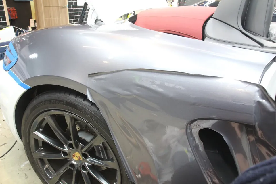 ポルシェ 718 Boxsterのカーラッピング事例|費用目安・仕上がり 施工写真 1-3