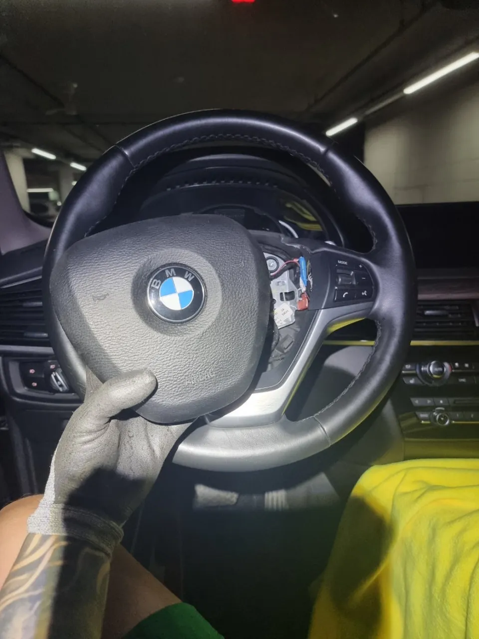 BMW X5のドラレコ取付事例|費用目安・仕上がり 施工写真 1-2