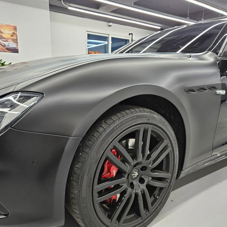 Maserati Ghibliのカーラッピング事例｜サテンブラックで印象激変 施工写真 3-2