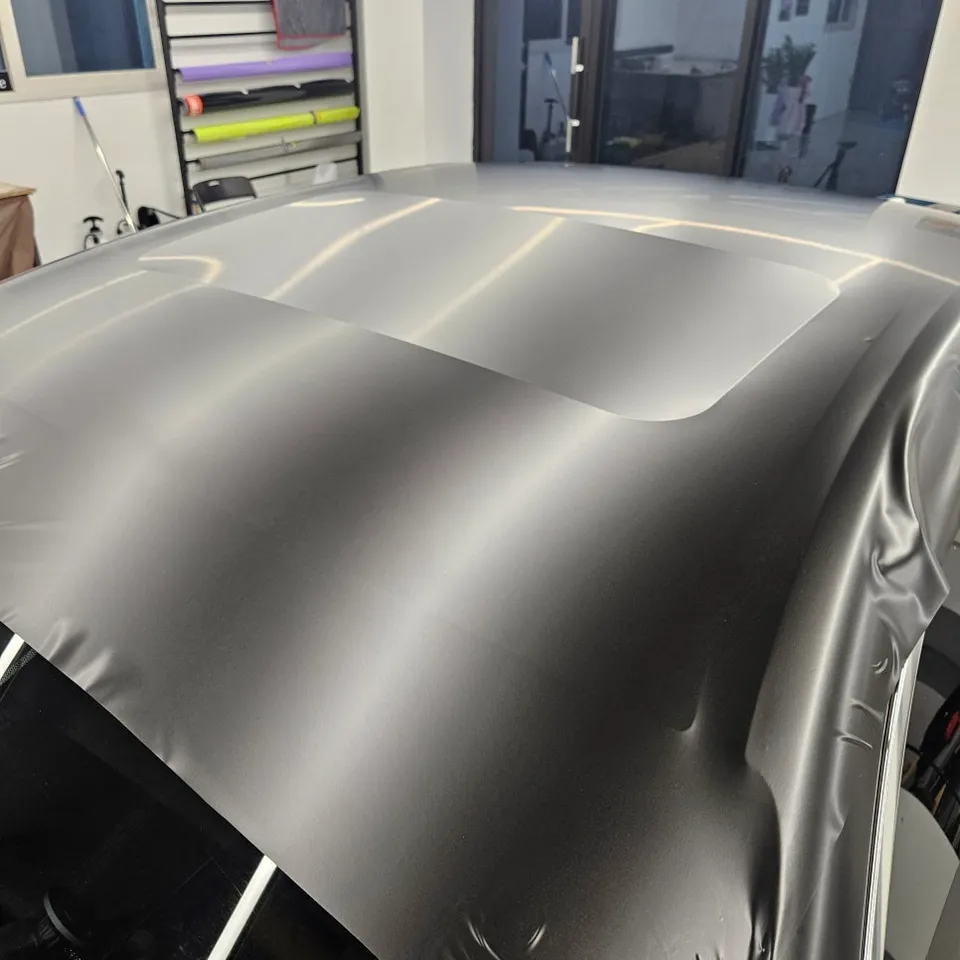 Maserati Ghibliのカーラッピング事例｜サテンブラックで印象激変 施工写真 2-3