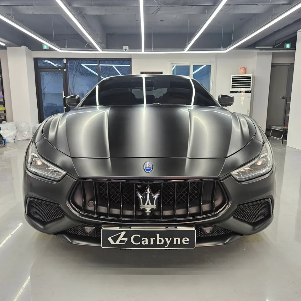Maserati Ghibliのカーラッピング事例｜サテンブラックで印象激変 施工写真 3-3
