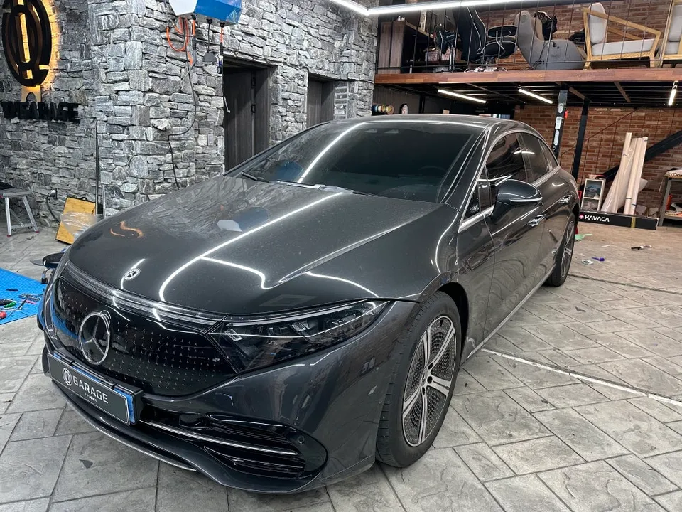 Mercedes-Benz EQSのカーラッピング事例｜クローム部分のイメージチェンジ 施工写真 1-1
