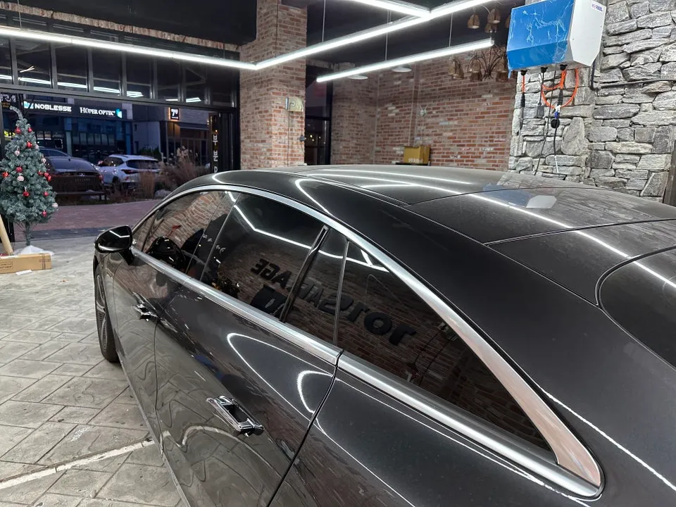 Mercedes-Benz EQSのカーラッピング事例｜クローム部分のイメージチェンジ 施工写真 2-1