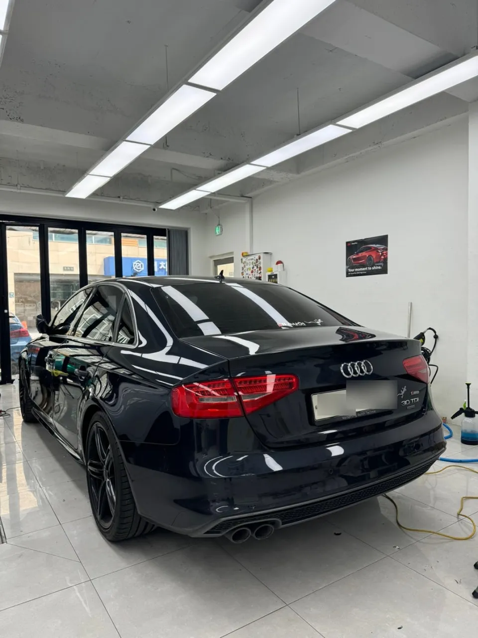 Audi A4のカーラッピング事例｜サテンダークグレーの仕上がり 施工写真 3-1