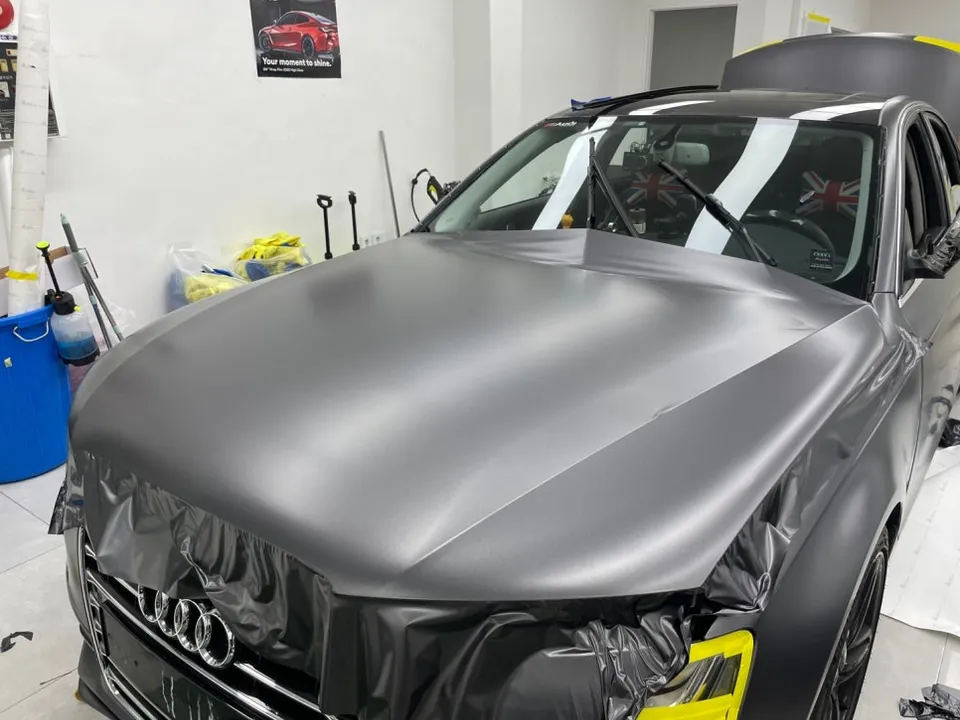 Audi A4のカーラッピング事例｜サテンダークグレーの仕上がり 施工写真 1-2