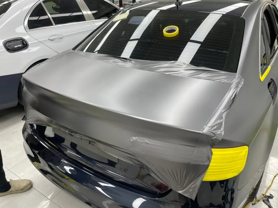 Audi A4のカーラッピング事例｜サテンダークグレーの仕上がり 施工写真 3-2