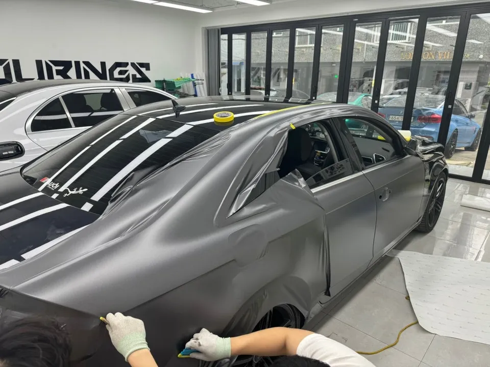 Audi A4のカーラッピング事例｜サテンダークグレーの仕上がり 施工写真 2-3