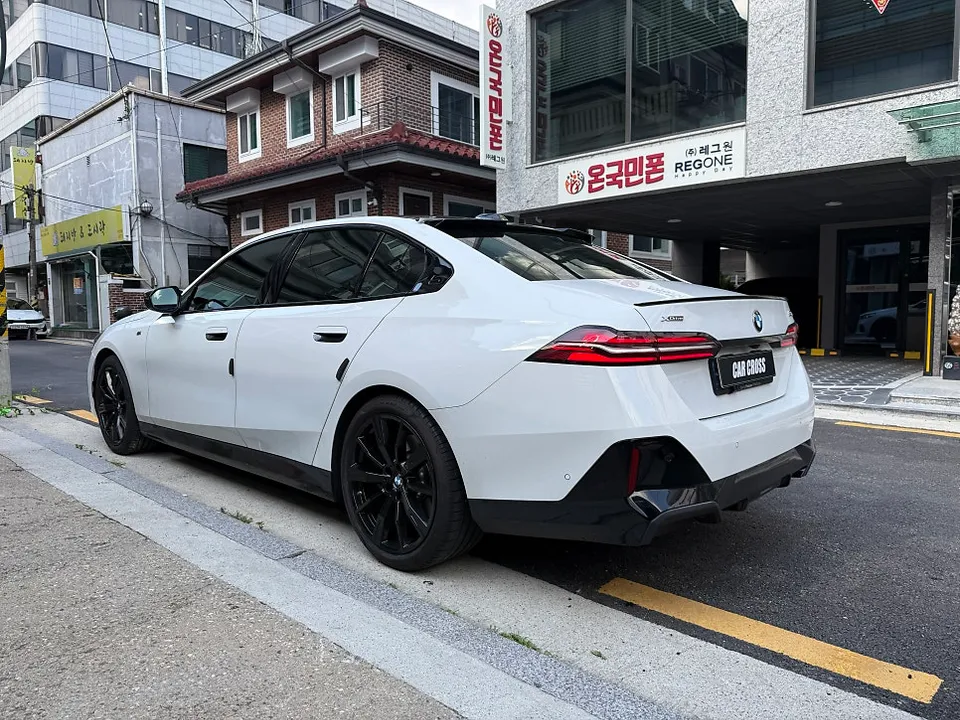 BMW G60 カーラッピング事例:サテンダークグレーの変貌 施工写真 3-1
