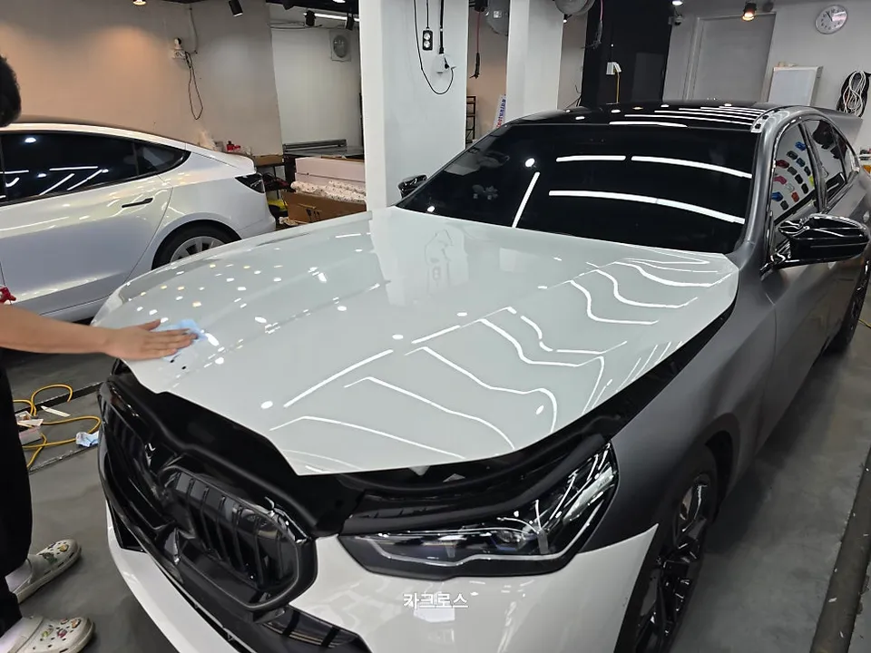BMW G60 カーラッピング事例:サテンダークグレーの変貌 施工写真 4-1
