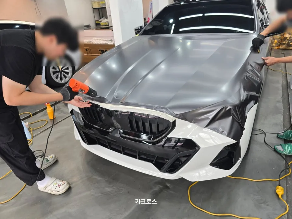 BMW G60 カーラッピング事例:サテンダークグレーの変貌 施工写真 1-2