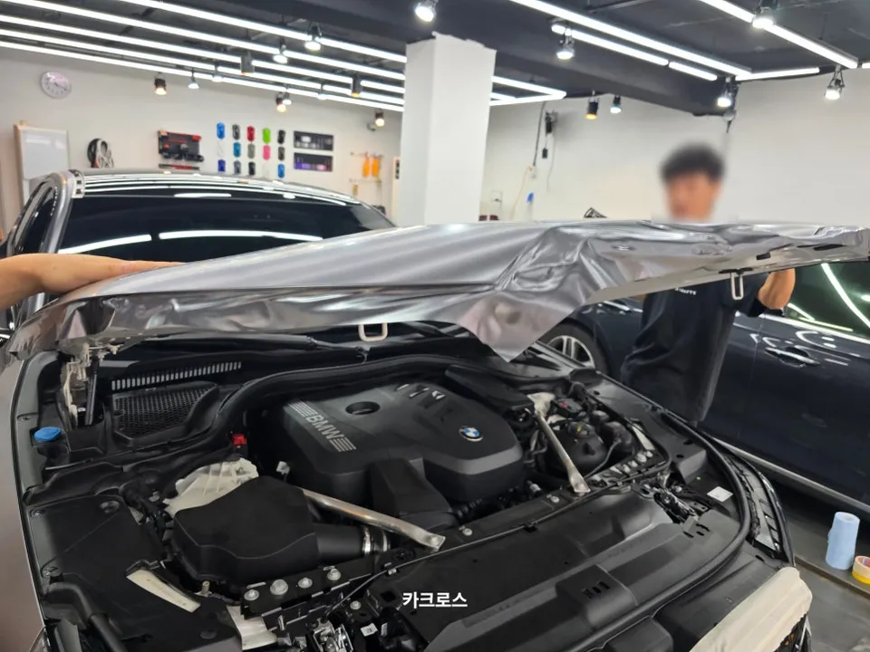 BMW G60 カーラッピング事例:サテンダークグレーの変貌 施工写真 2-2