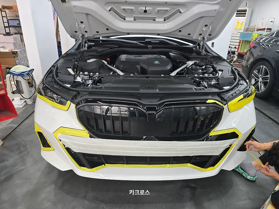 BMW G60 カーラッピング事例:サテンダークグレーの変貌 施工写真 4-2