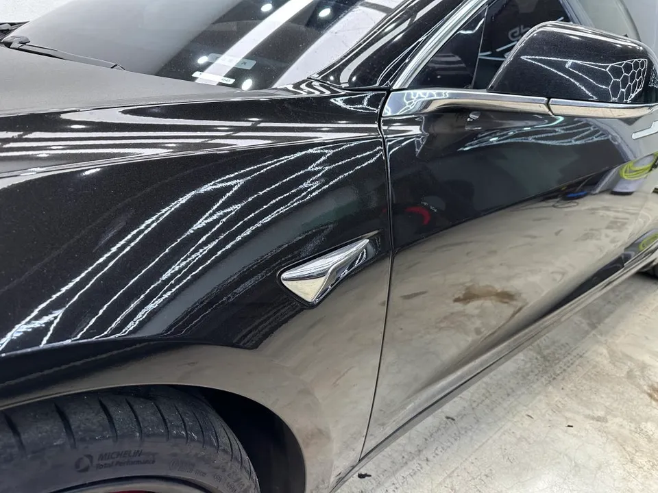 Tesla Model 3のクロームパーツラッピング事例 施工写真 2-1