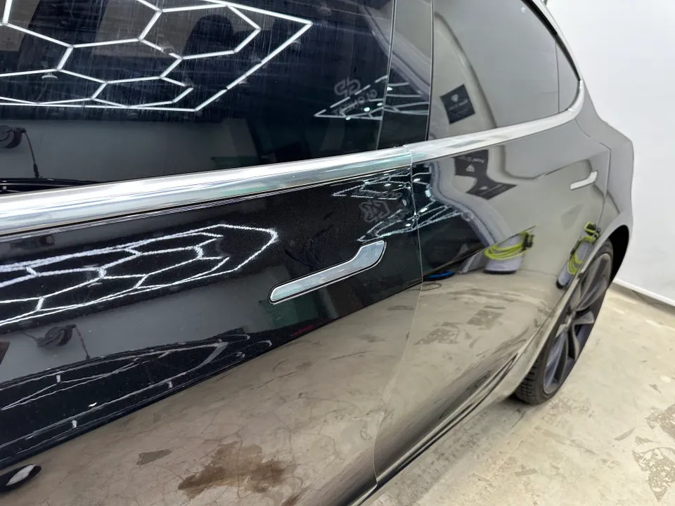 Tesla Model 3のクロームパーツラッピング事例 施工写真 3-1