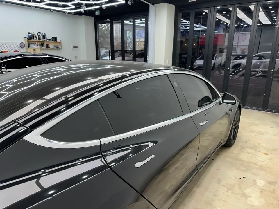 Tesla Model 3のクロームパーツラッピング事例 施工写真 2-2