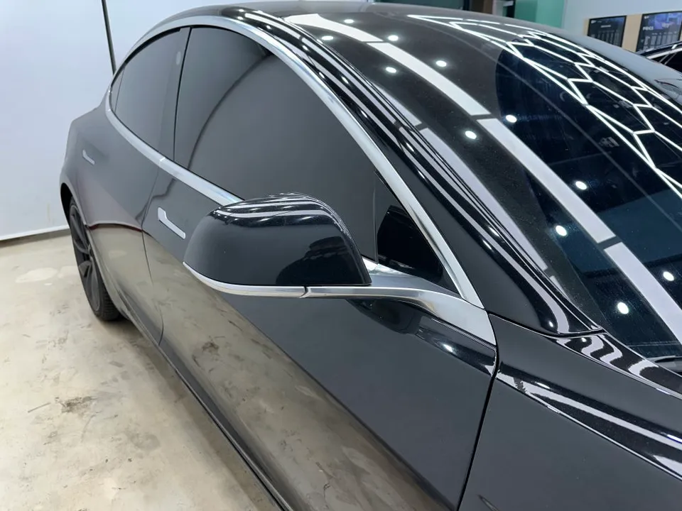 Tesla Model 3のクロームパーツラッピング事例 施工写真 1-3