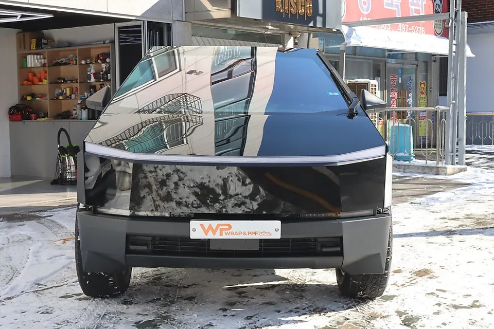 Tesla Cybertruckのカーラッピング事例｜費用目安・仕上がり 施工写真 2-1