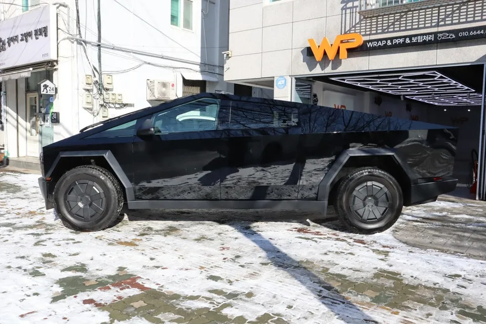 Tesla Cybertruckのカーラッピング事例｜費用目安・仕上がり 施工写真 1-2