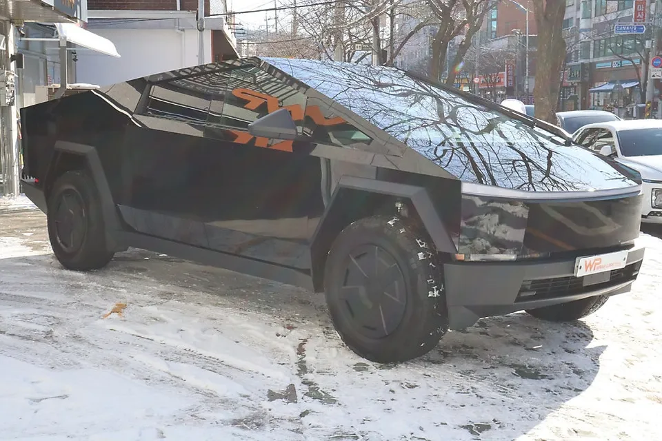 Tesla Cybertruckのカーラッピング事例｜費用目安・仕上がり 施工写真 3-2