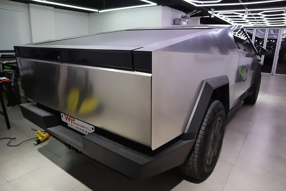 Tesla Cybertruckのカーラッピング事例｜費用目安・仕上がり 施工写真 4-2
