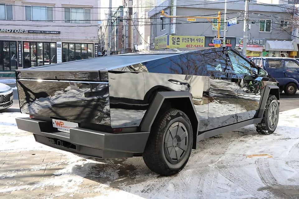 Tesla Cybertruckのカーラッピング事例｜費用目安・仕上がり 施工写真 1-3