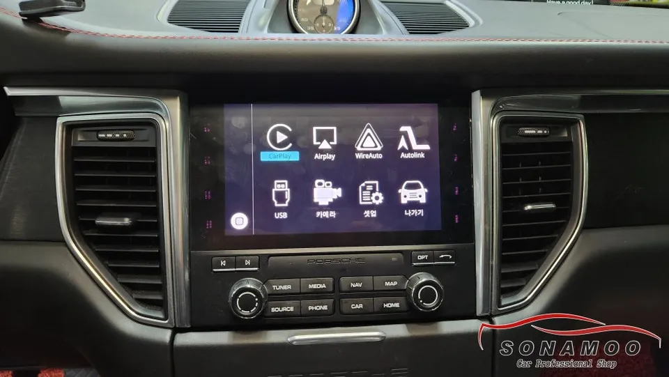 Porsche MacanのAndroid Auto・CarPlay取付事例 施工写真 3-1