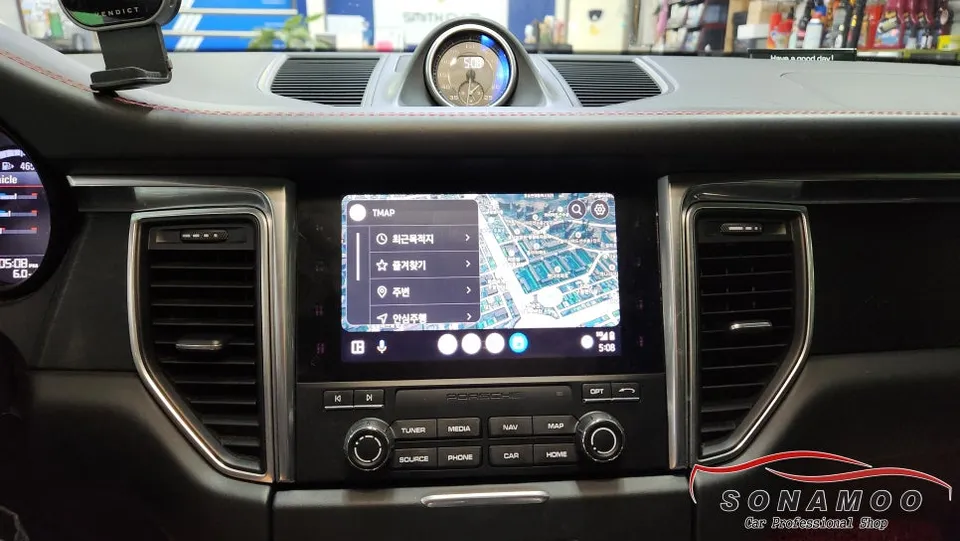 Porsche MacanのAndroid Auto・CarPlay取付事例 施工写真 1-2