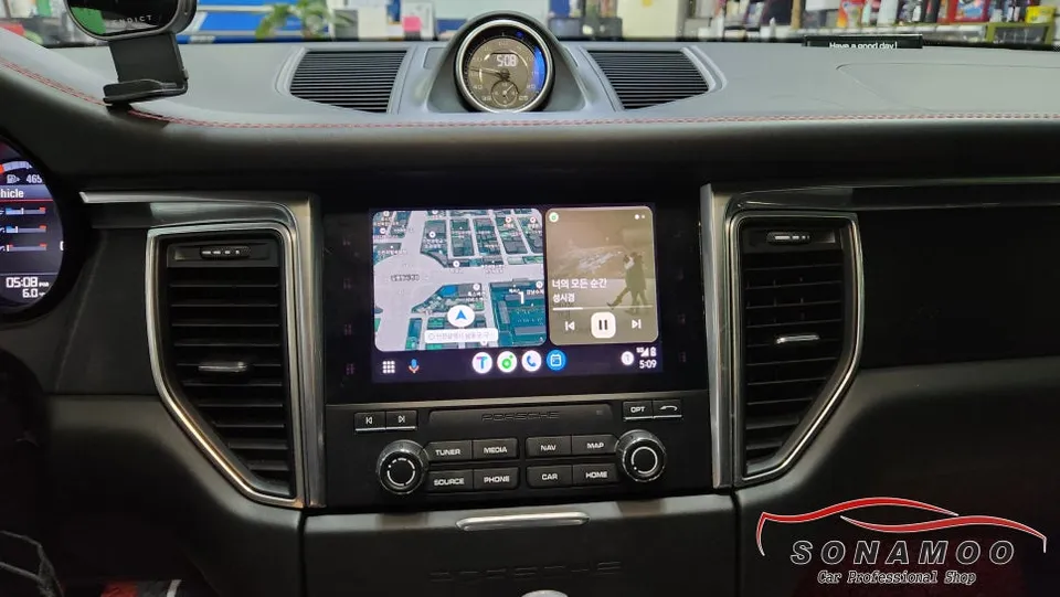 Porsche MacanのAndroid Auto・CarPlay取付事例 施工写真 3-2