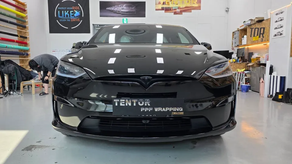 Tesla Model X new car package - Tesla Model X PPF Package Review: Flawless Black Paint Protection photo 3