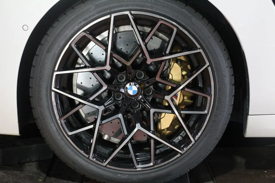 BMW M8 wheel repair - BMW M8 Wheel Repair & Painting Review: CNC Machining Perfection photo 3
