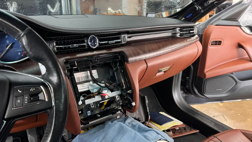 Maserati QuattroporteのAndroid Auto・CarPlay取付事例 写真