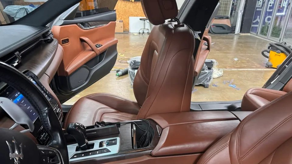 Maserati QuattroporteのAndroid Auto・CarPlay取付事例 施工写真 4-1