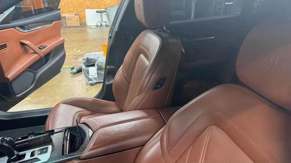 Maserati QuattroporteのAndroid Auto・CarPlay取付事例 施工写真 1-2