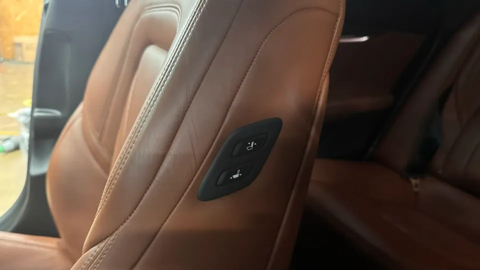 Maserati QuattroporteのAndroid Auto・CarPlay取付事例 施工写真 2-2