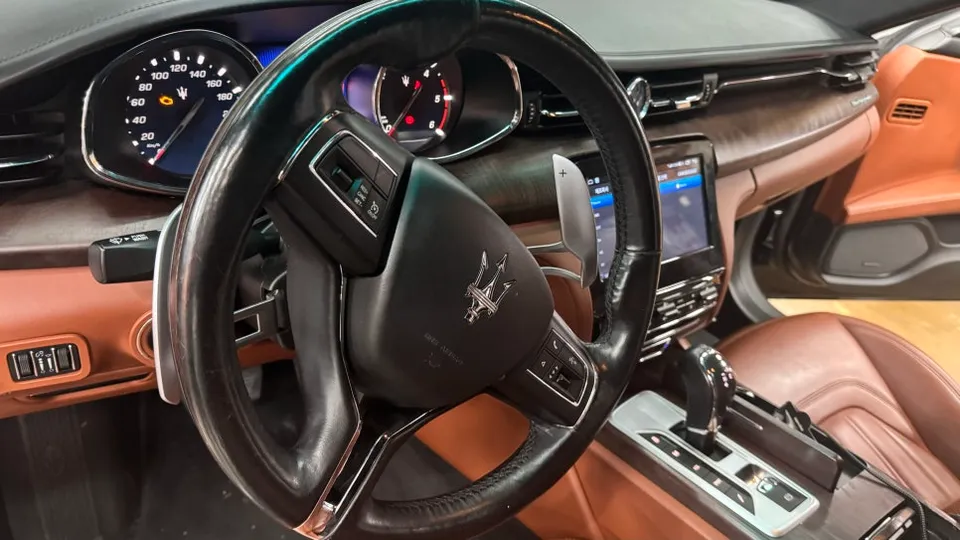 Maserati QuattroporteのAndroid Auto・CarPlay取付事例 施工写真 3-2