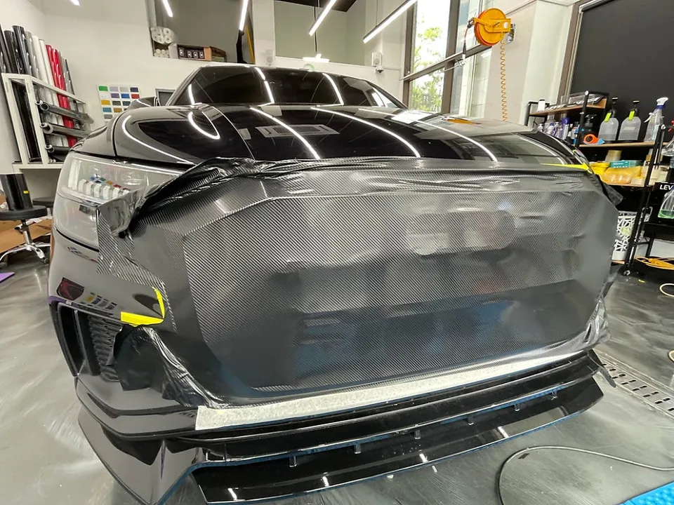Audi Q8 PPF施工事例|カスタムで個性を演出 施工写真 1-2