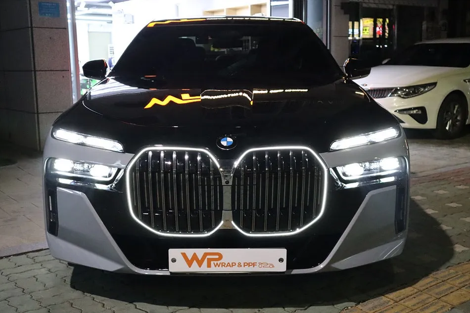 BMW 7 Series G70のツートンラッピング事例 施工写真 1-2