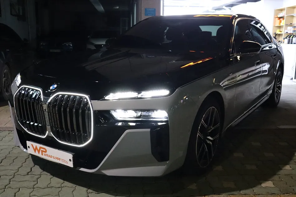 BMW 7 Series G70のツートンラッピング事例 施工写真 2-2
