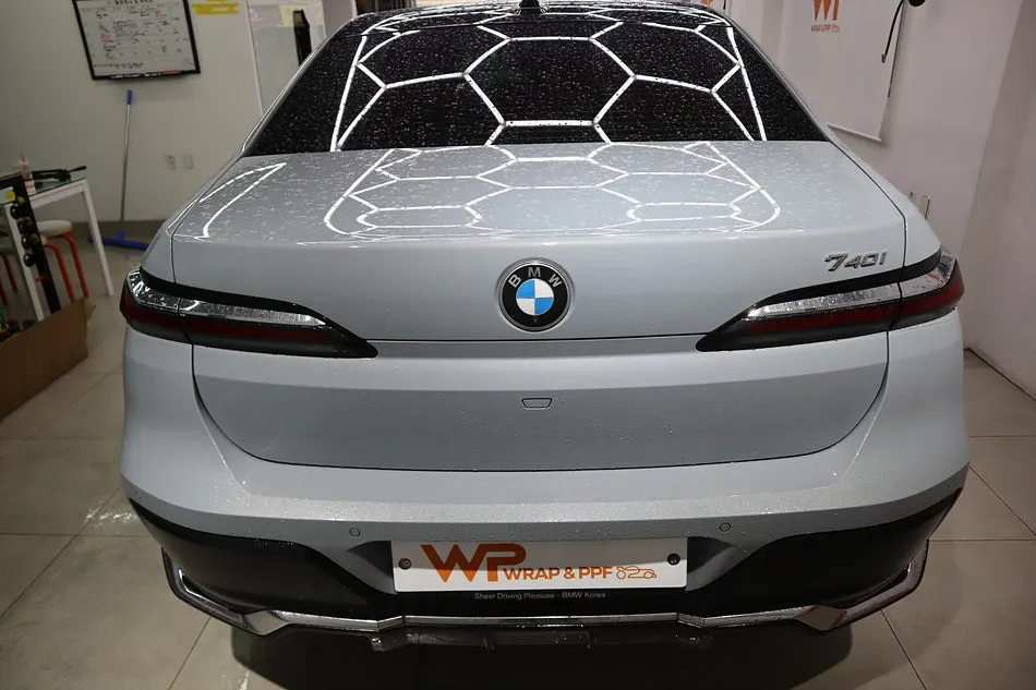 BMW 7 Series G70のツートンラッピング事例 施工写真 2-3