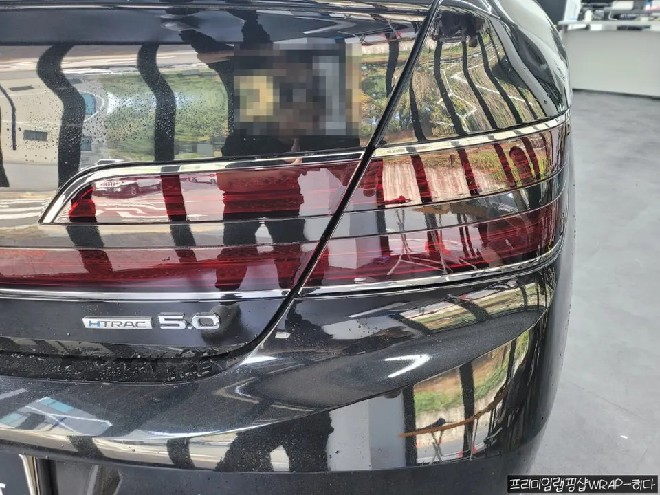 Genesis G90のリアランプ スモークフィルム施工事例 施工写真 3-3