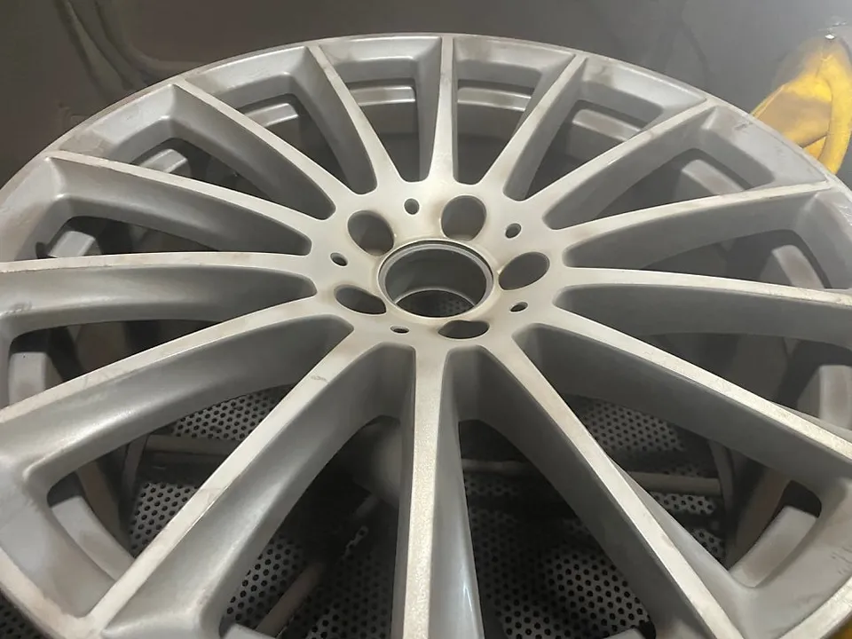 Mercedes-Benz S-Classのホイールリペア・塗装事例 施工写真 4-2