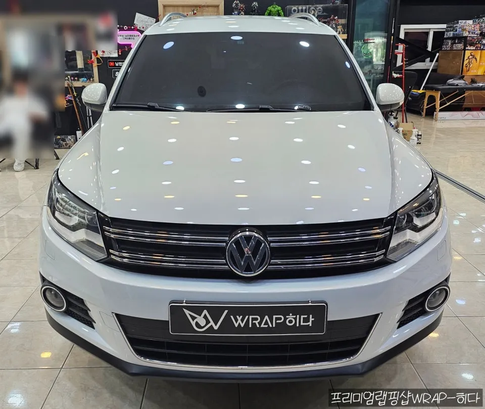 Volkswagen Tiguanのカーラッピング事例｜ナ尔多グレーへの変身 施工写真 1-1