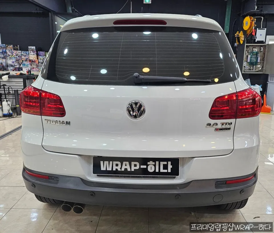 Volkswagen Tiguanのカーラッピング事例｜ナ尔多グレーへの変身 施工写真 2-1