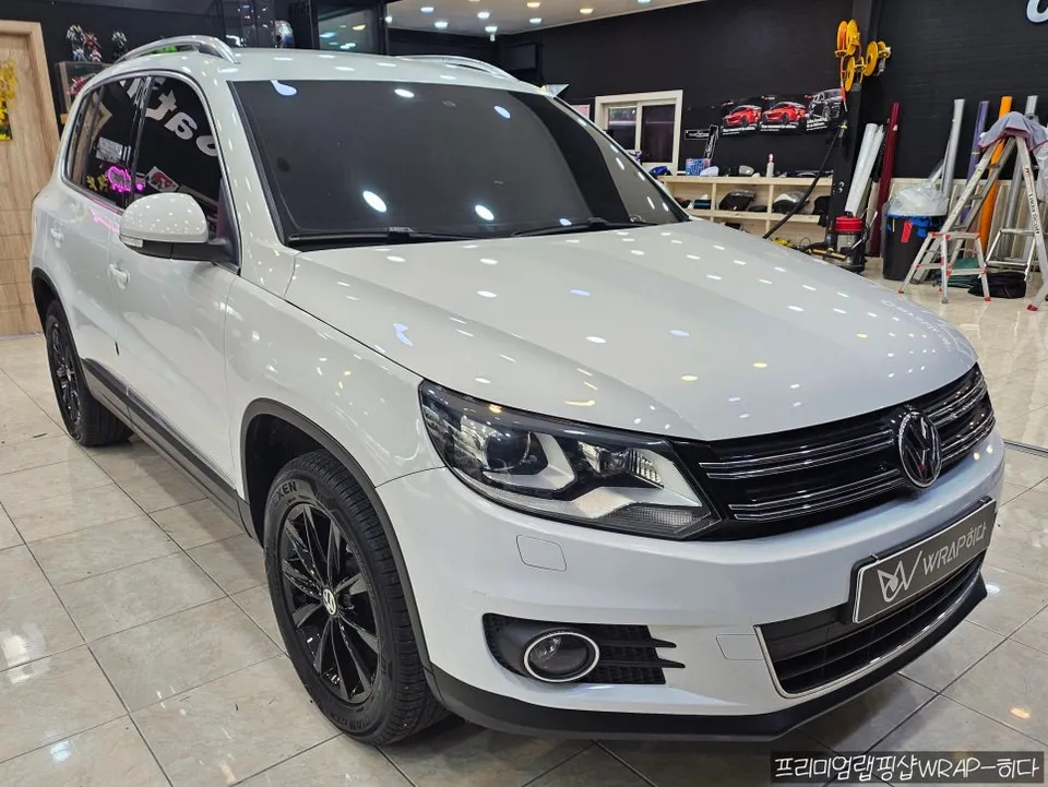 Volkswagen Tiguanのカーラッピング事例｜ナ尔多グレーへの変身 施工写真 1-2