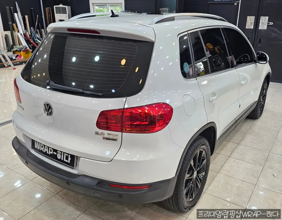 Volkswagen Tiguanのカーラッピング事例｜ナ尔多グレーへの変身 施工写真 2-2