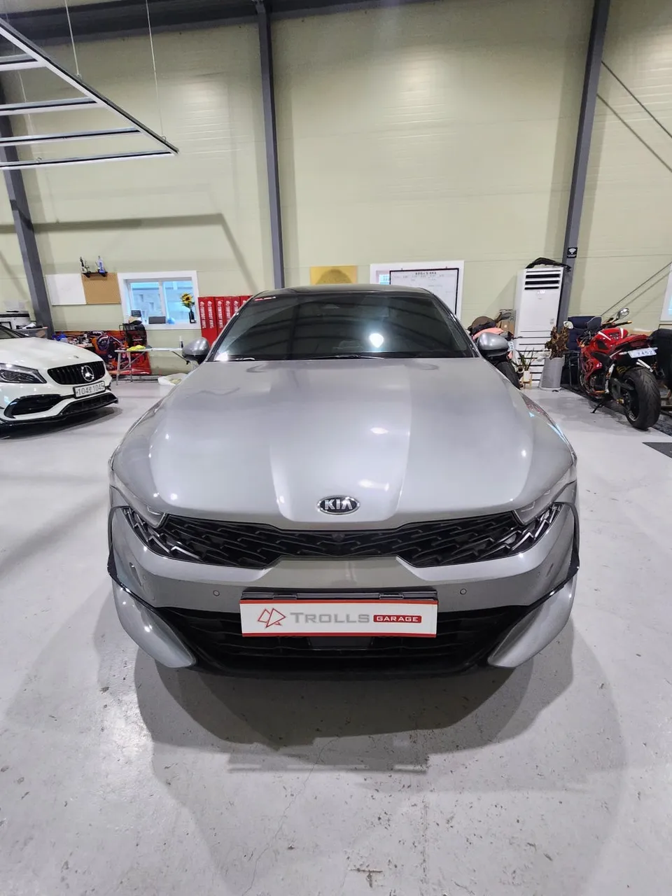 Kia K5のカーラッピング事例｜高光沢メタルシルバー 施工写真 2-1