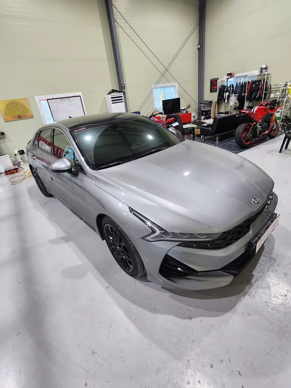 Kia K5のカーラッピング事例｜高光沢メタルシルバー 施工写真 2-2