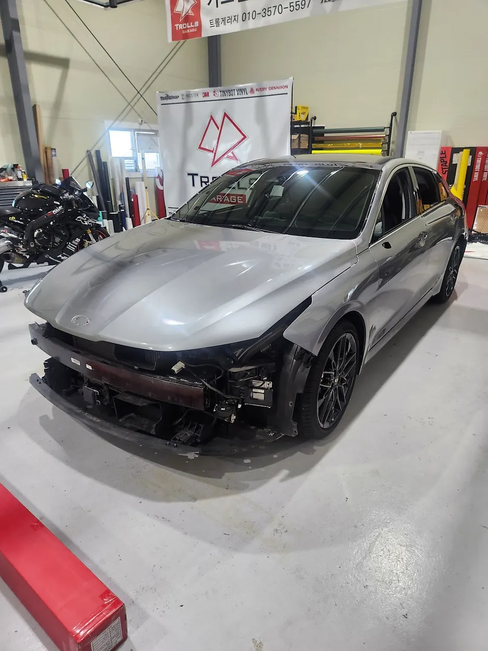 Kia K5のカーラッピング事例｜高光沢メタルシルバー 施工写真 1-3