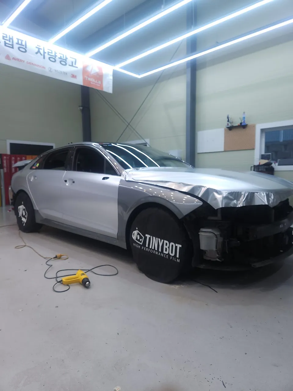 Kia K5のカーラッピング事例｜高光沢メタルシルバー 施工写真 2-3