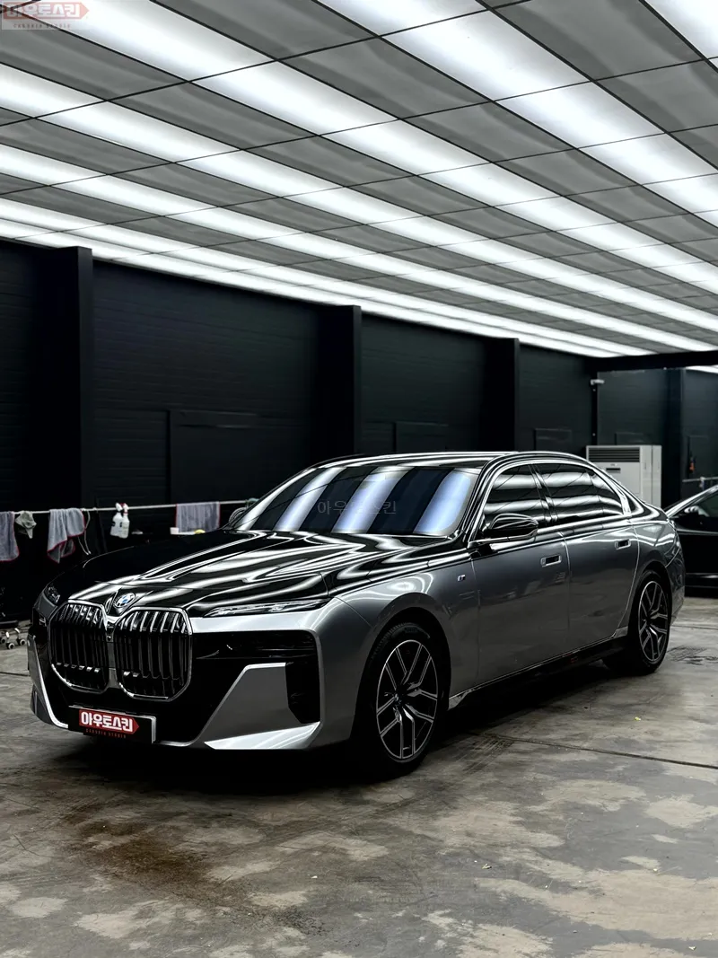 BMW 7 Seriesのカーラッピング事例｜費用目安・仕上がり 施工写真 2-3